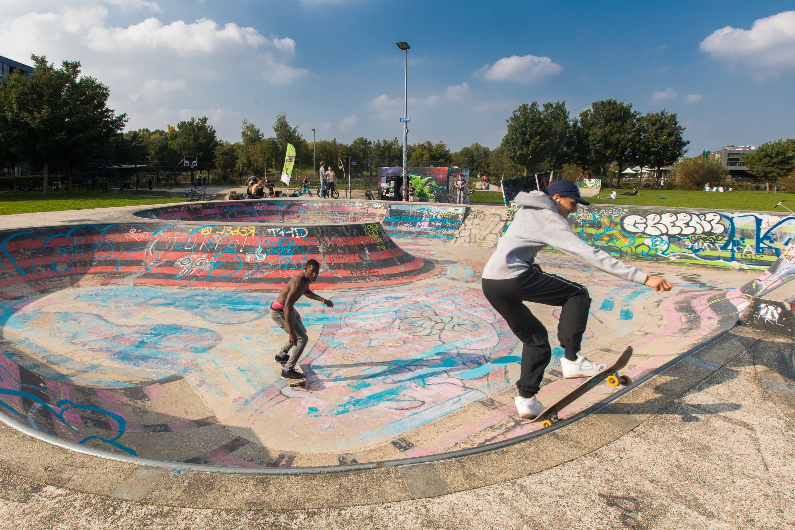 skateboardende jongens op een skateboardbaan