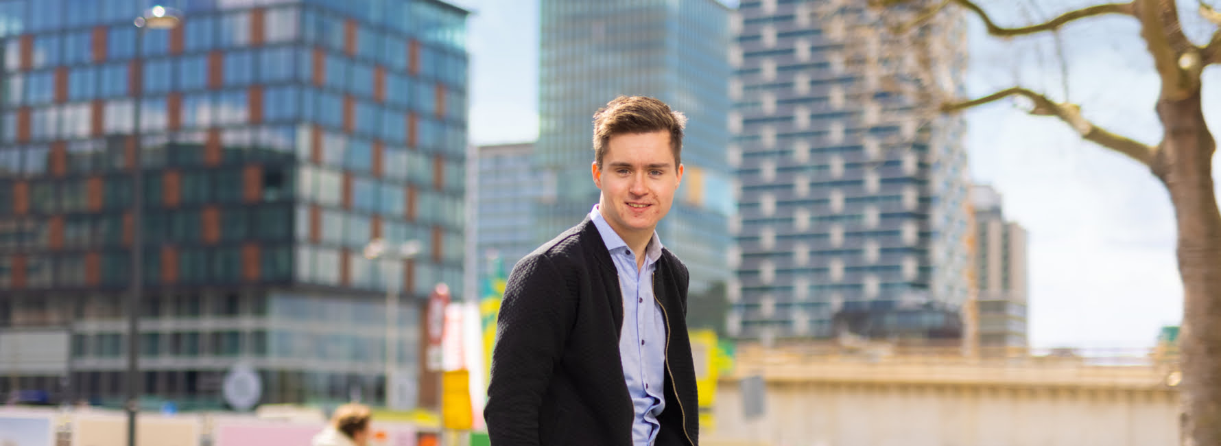 Man zit op muur op bouwterrein