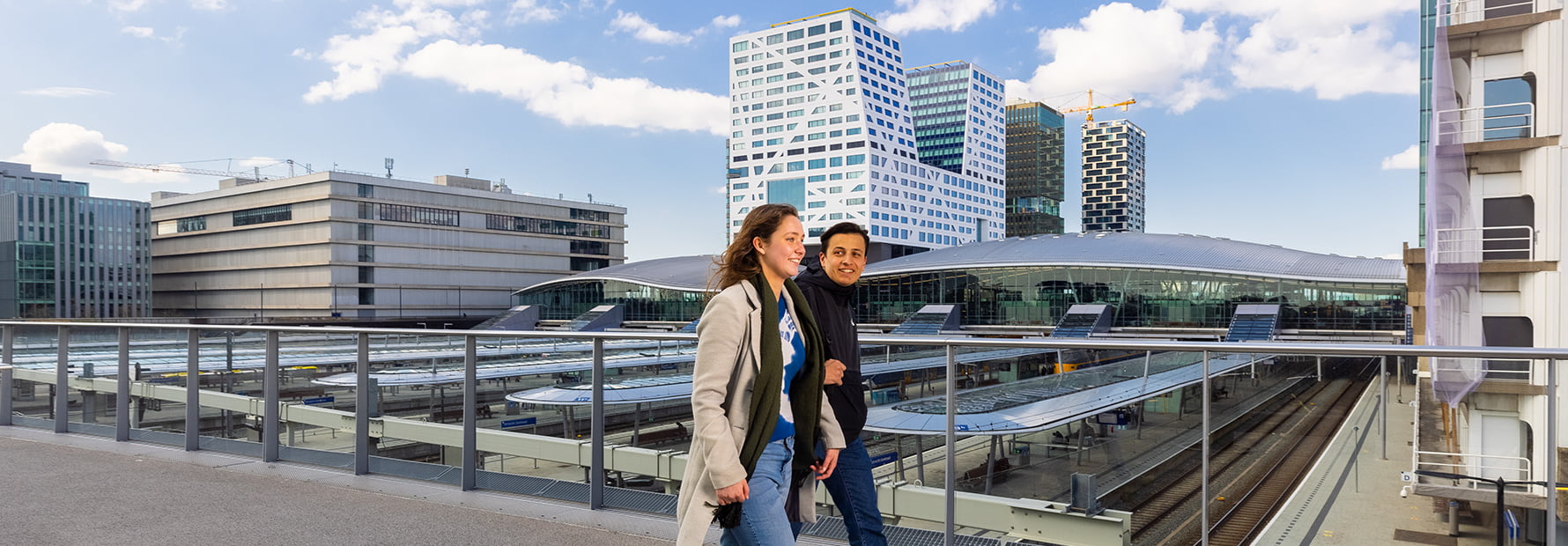mensen lopen op brug met uitzicht op stadskantoor