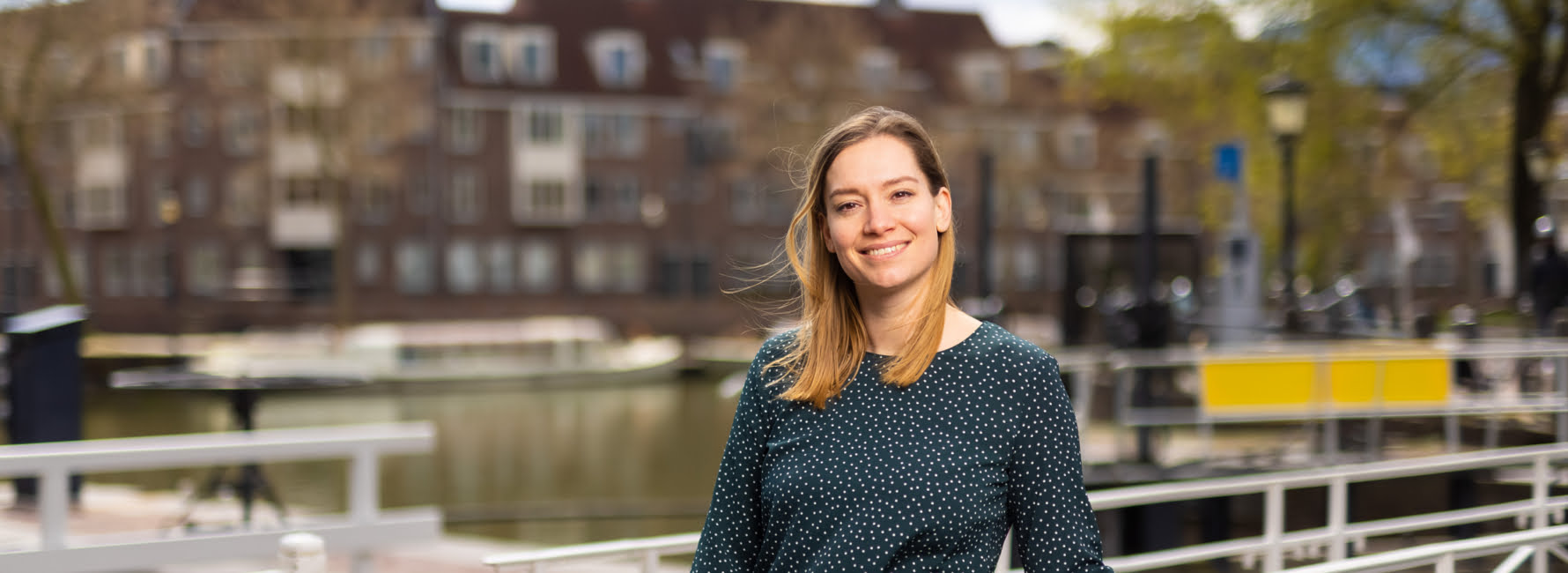 Vrouw staat bij Weerdsluis in Utrecht op de kade