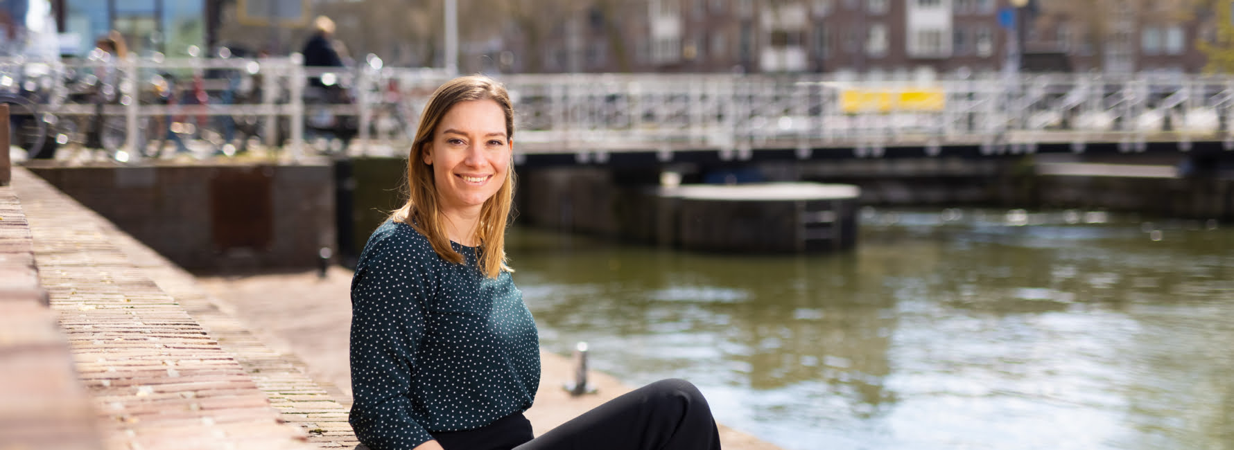 Adviseur Water Margot zit aan de Weersluis in Utrecht