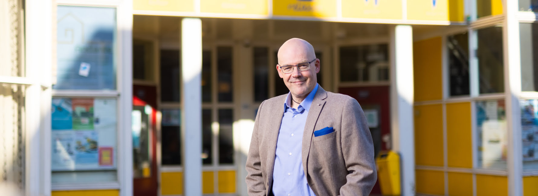 Projectleider Vastgoed Jan-Jaap staat voor een wijkbureau