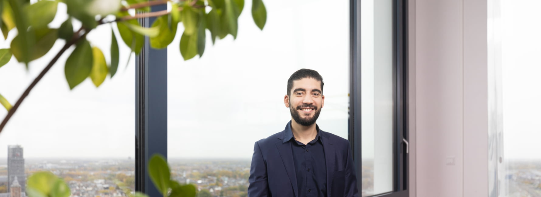 Beleidsadviseur Tarik op een bank op het stadskantoor