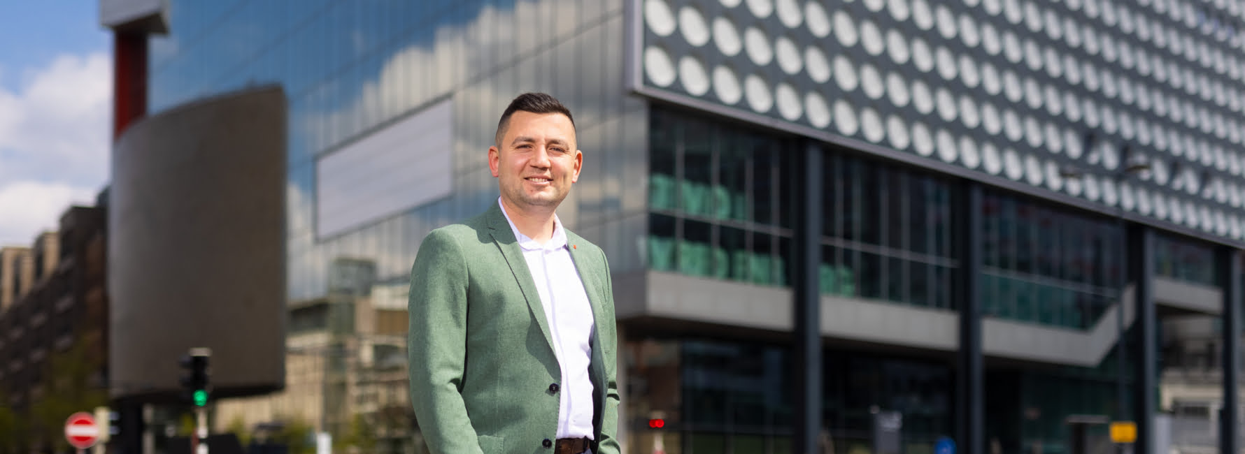 Controller Ilhan staat voor TivoliVredenburg in Utrecht