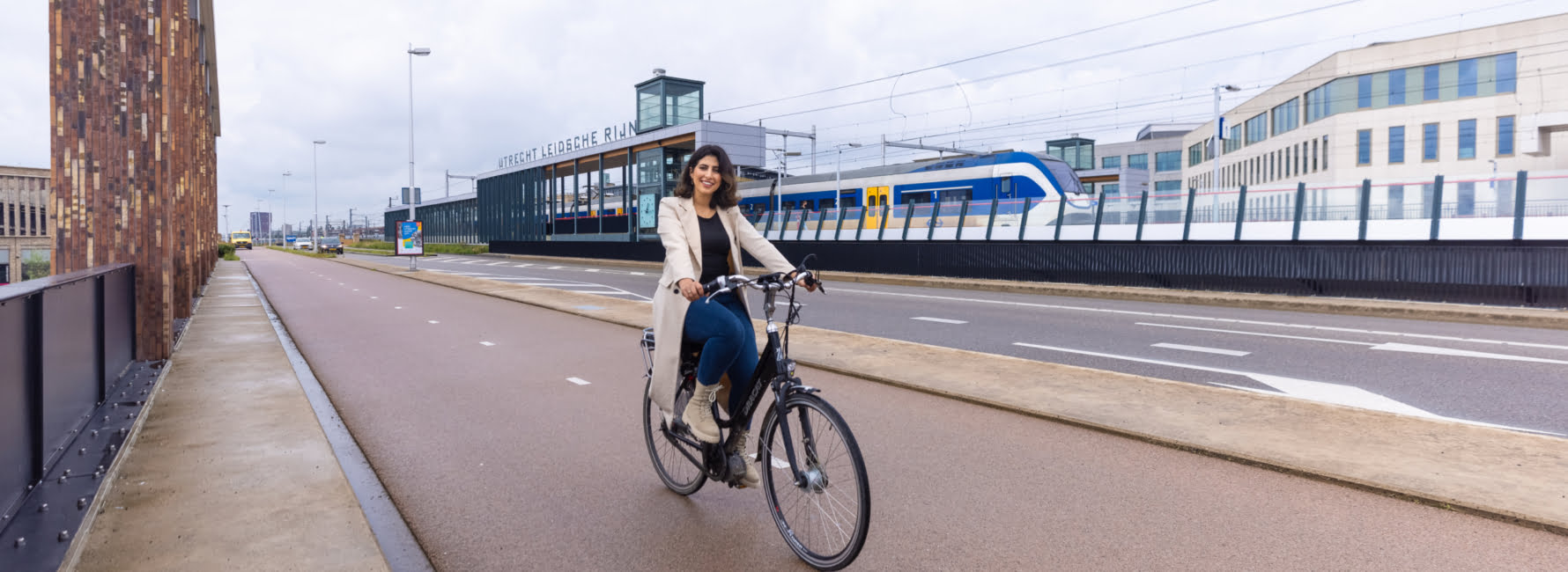 Projectmanager Saloua op de fiets bij station Leidsche RijnUtrecht
