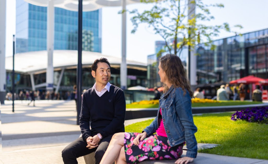 Twee medewerkers van de afdeling inkoop in gesprek op het jaarbeursplein
