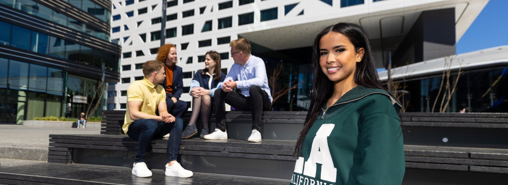 5 studenten die stage lopen bij de gemeente Utrecht, staan buiten voor het stadskantoor