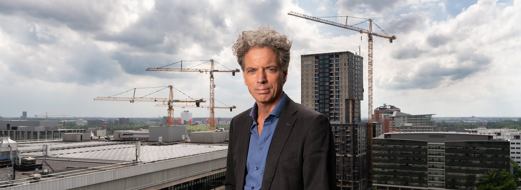 Manager Wonen met op achtergrond hijskranen