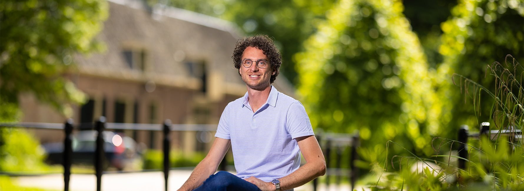 Foto van John buiten op een bankje