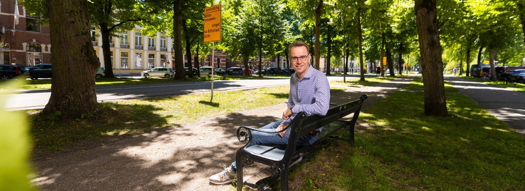 Projectmanager Frank op een bank buiten