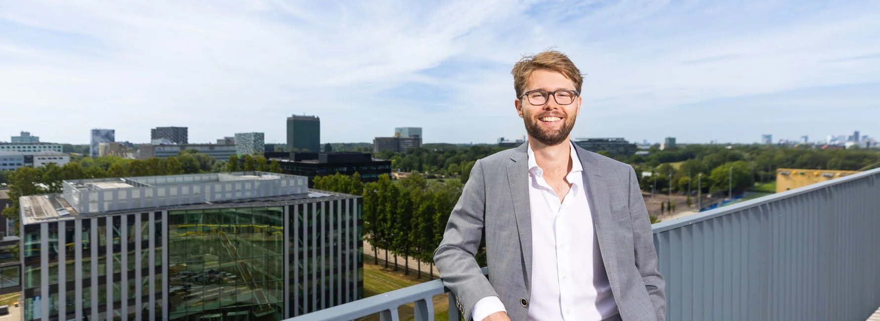 collega Maarten staat op brug in Utrecht
