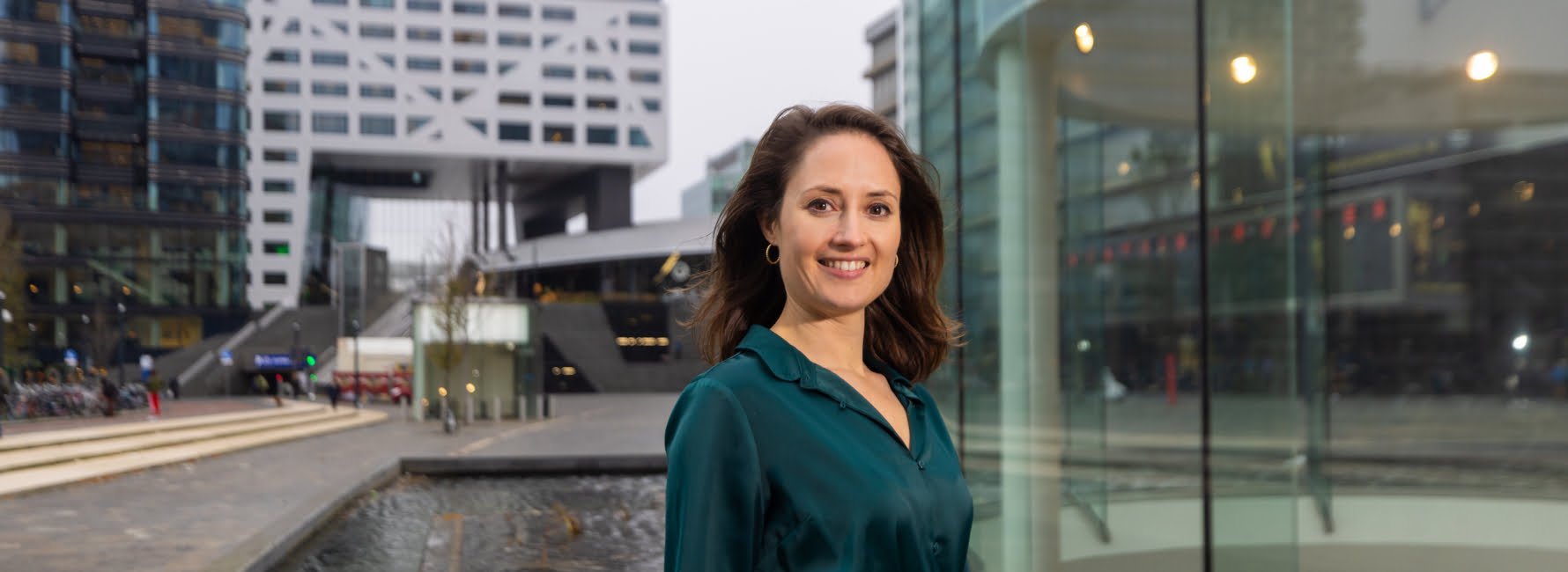 Projectmanager Veerle staat voor het stadskantoor in Utrecht
