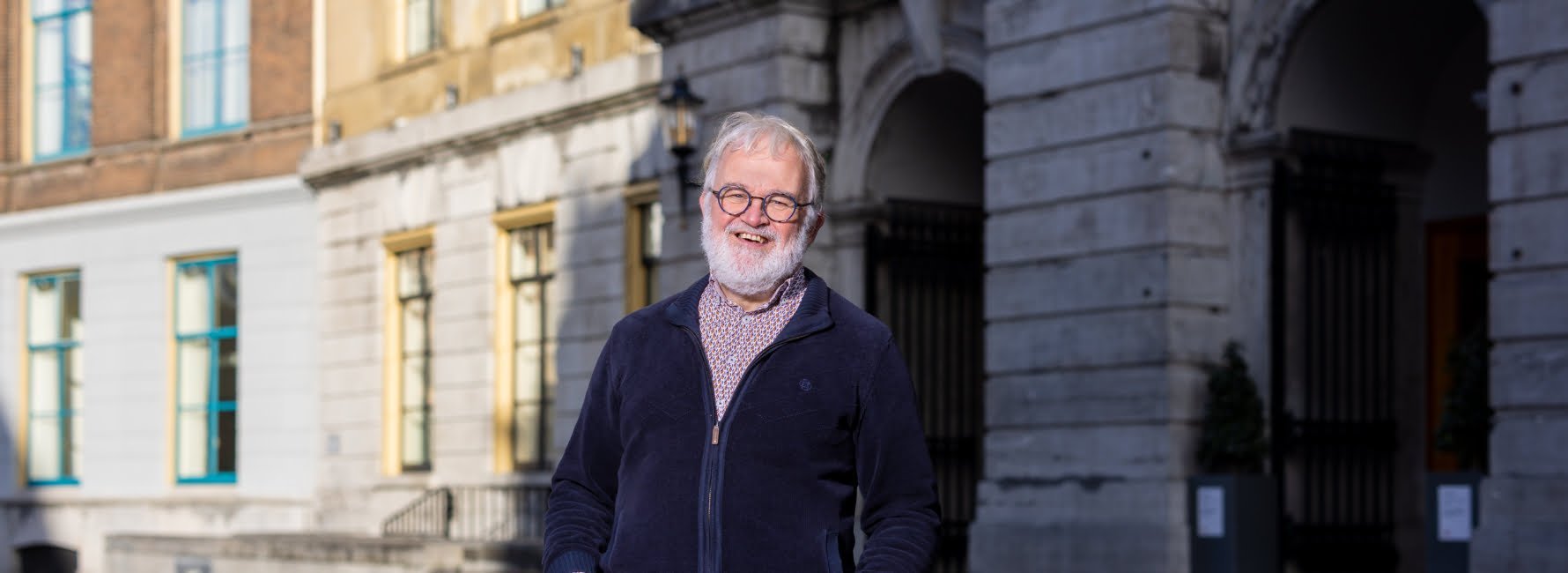 Projectmanager Simon Baars staat voor het stadhuis Utrecht