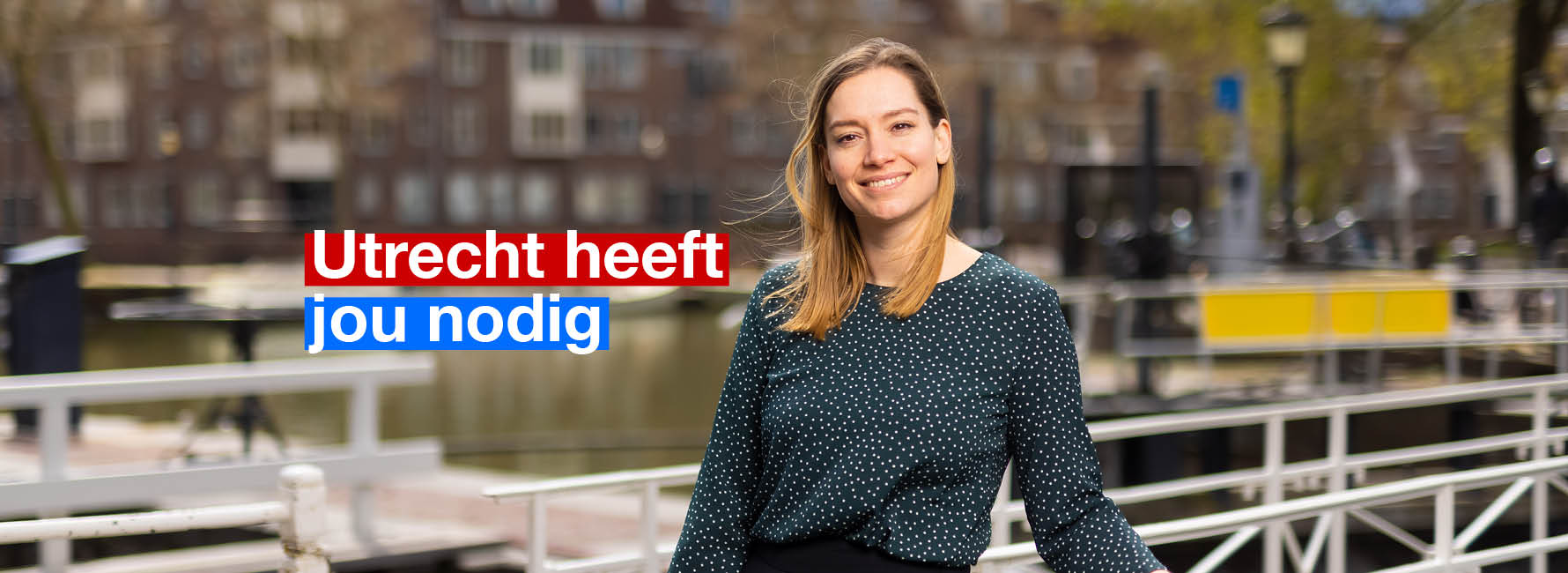 Een vrouw staat langs de kade. In beeld staat de tekst Utrecht heeft jou nodig.