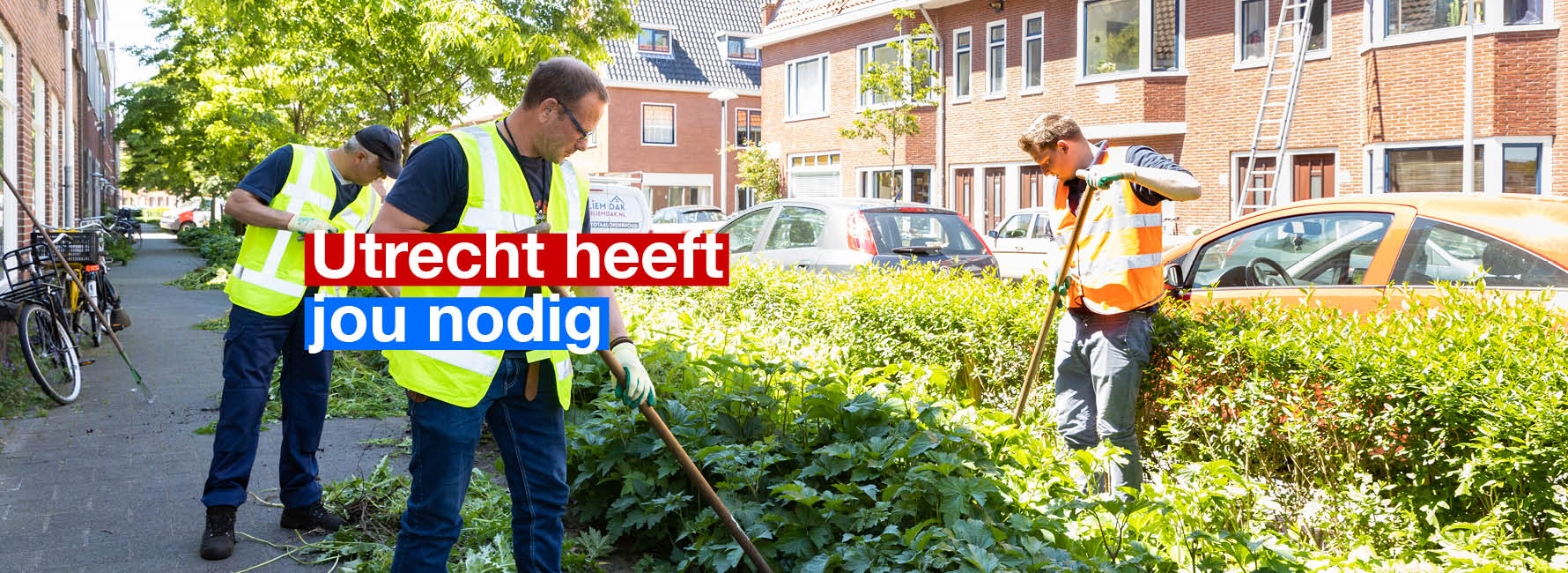 Mensen aan het werk bij de groenvoorziening in een woonwijk. In beeld staat de tekst Utrecht heeft jou nodig.