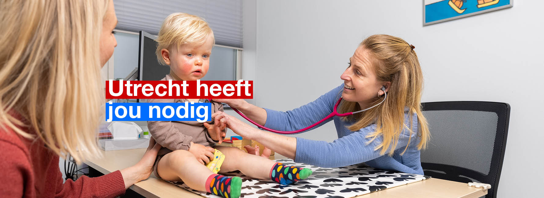 Een jeugdarts in haar spreekkamer met een kind. In beeld staat de tekst Utrecht heeft jou nodig.
