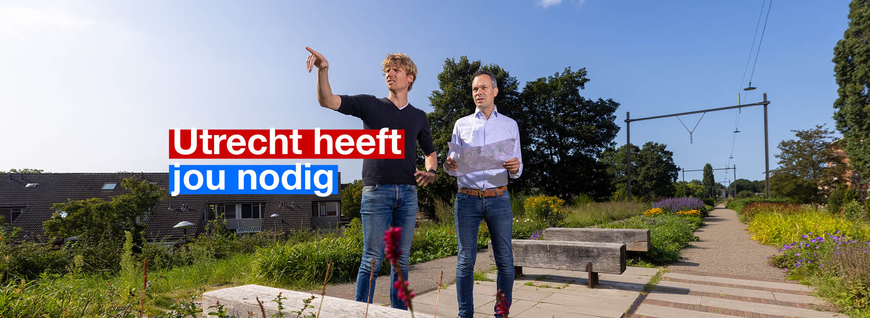 Twee mensen staan in een park met een kaart. In beeld staat de tekst Utrecht heeft jou nodig.