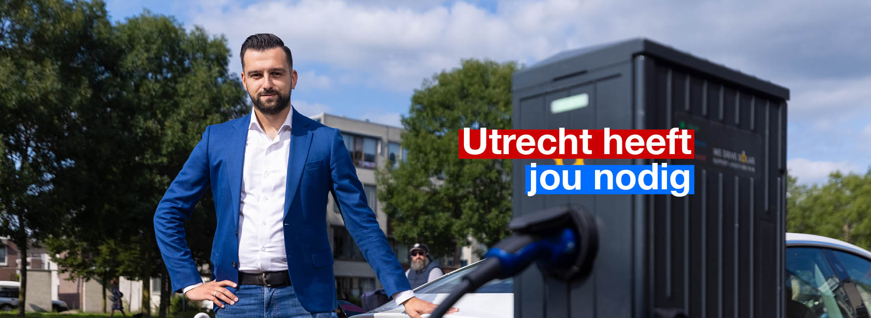 Een man bij een laadplek voor elektrische auto's. In beeld staat de tekst Utrecht heeft jou nodig.