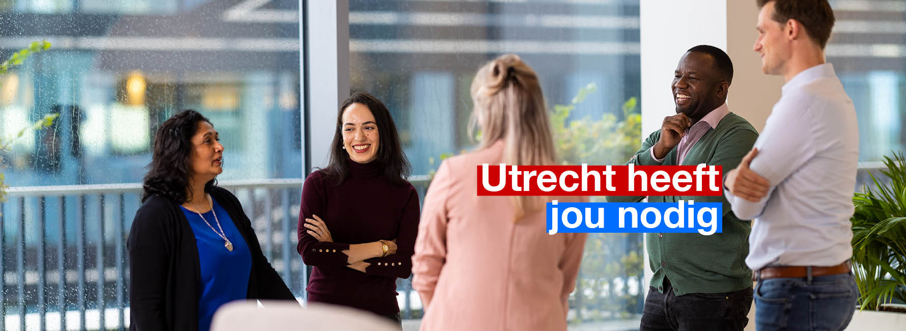 Een groep mensen staat te praten in het stadskantoor. In beeld staat de tekst Utrecht heeft jou nodig.