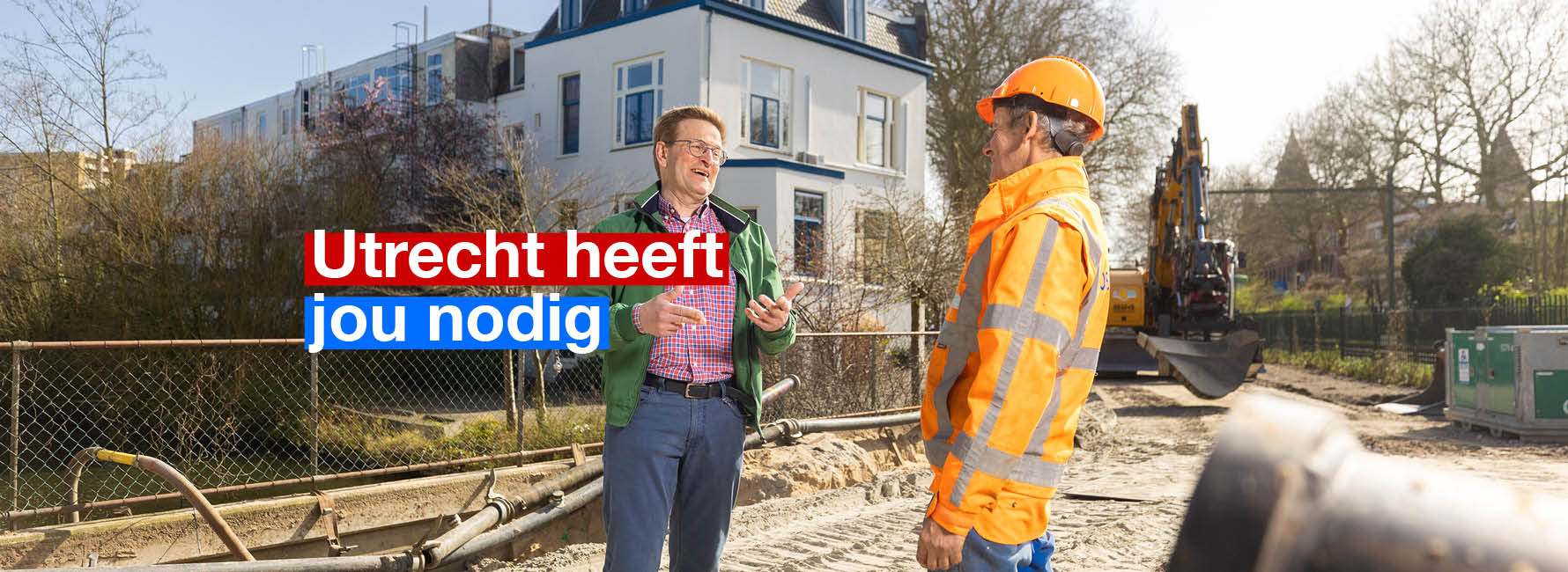 Twee mannen staan te praten op een bouwplaats. In beeld staat de tekst Utrecht heeft jou nodig.