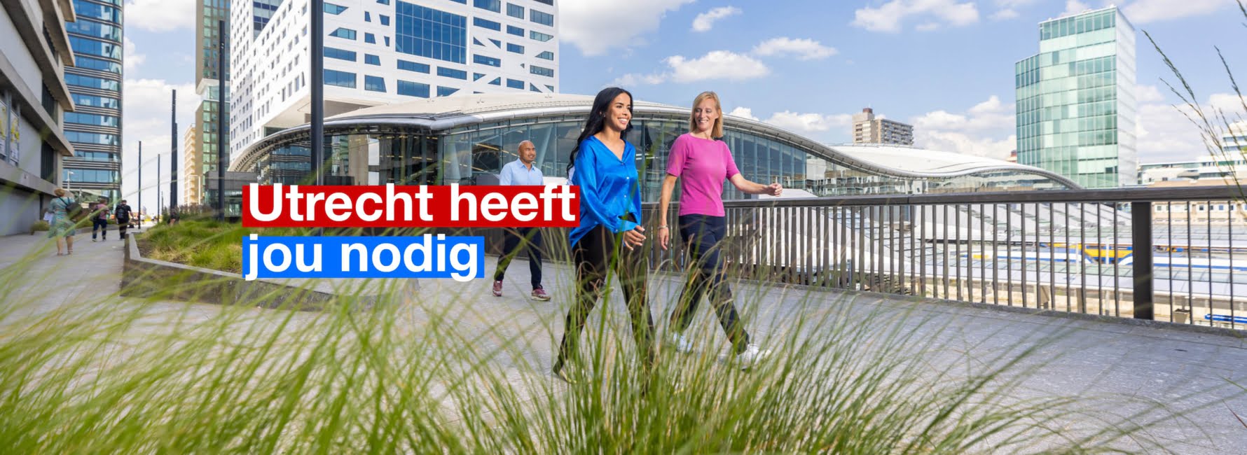 Een groep mensen wandelen over de Moreelsebrug. In beeld staat de tekst Utrecht heeft jou nodig.