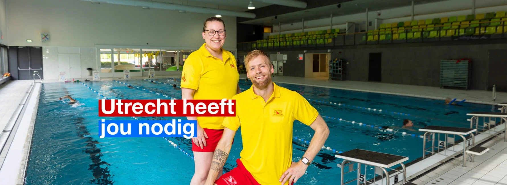 Twee zwembadmedewerkers staan voor het zwembad. In beeld staat de tekst Utrecht heeft jou nodig.