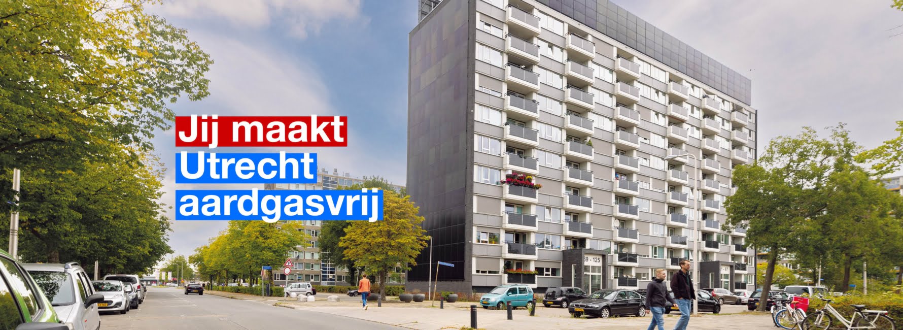 Flatgebouw bedekt met zonnepanelen in Overvecht. In beeld staat de tekst: Jij maakt Utrecht aardgasvrij.