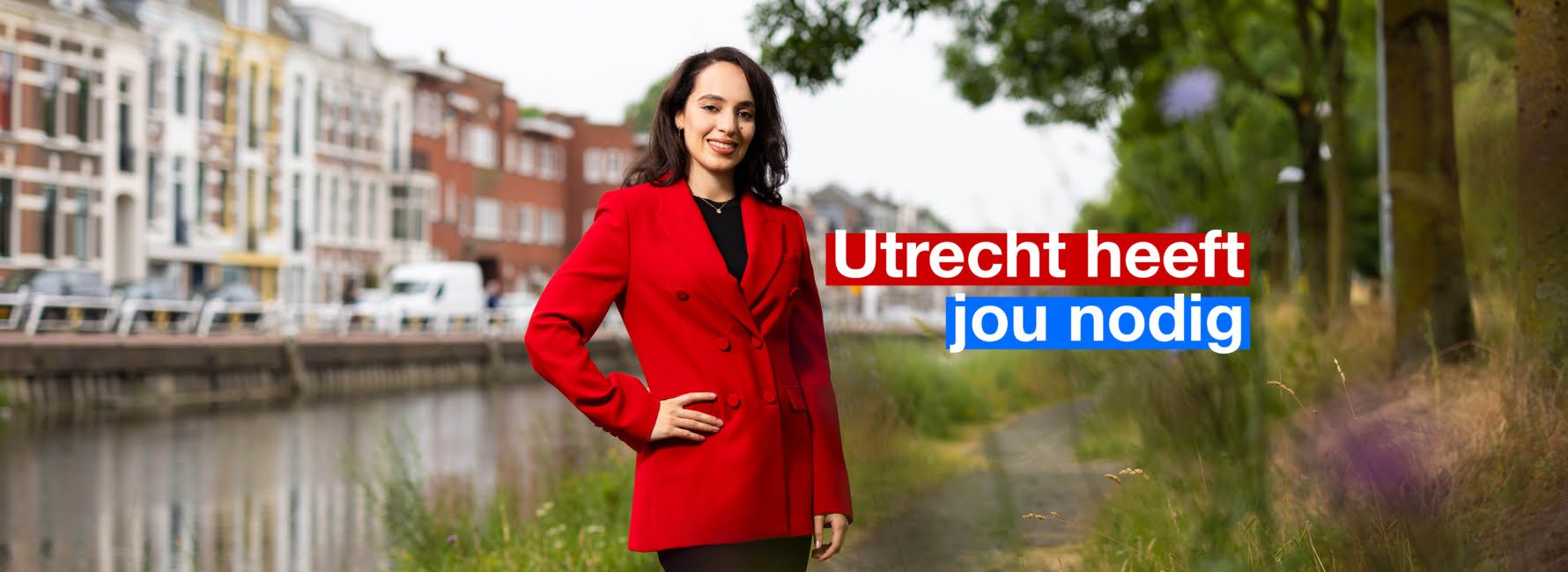 Een collega staat op een wandelpad naast een kanaal. In beeld staat de tekst Utrecht heeft jou nodig.