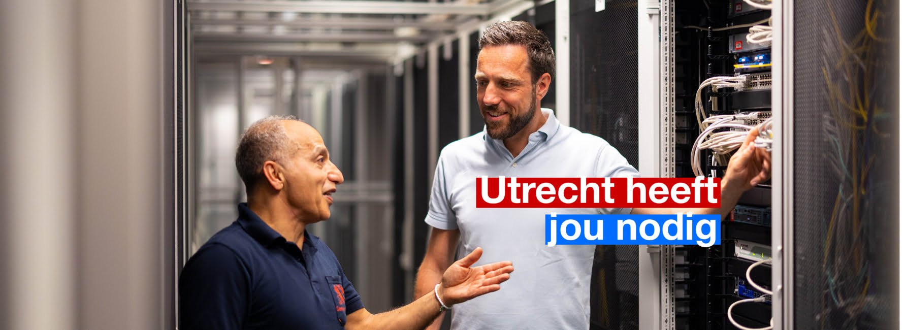 Twee collega's in het Datacenter van de gemeente Utrecht. In beeld staat de tekst: Utrecht heeft jou nodig.