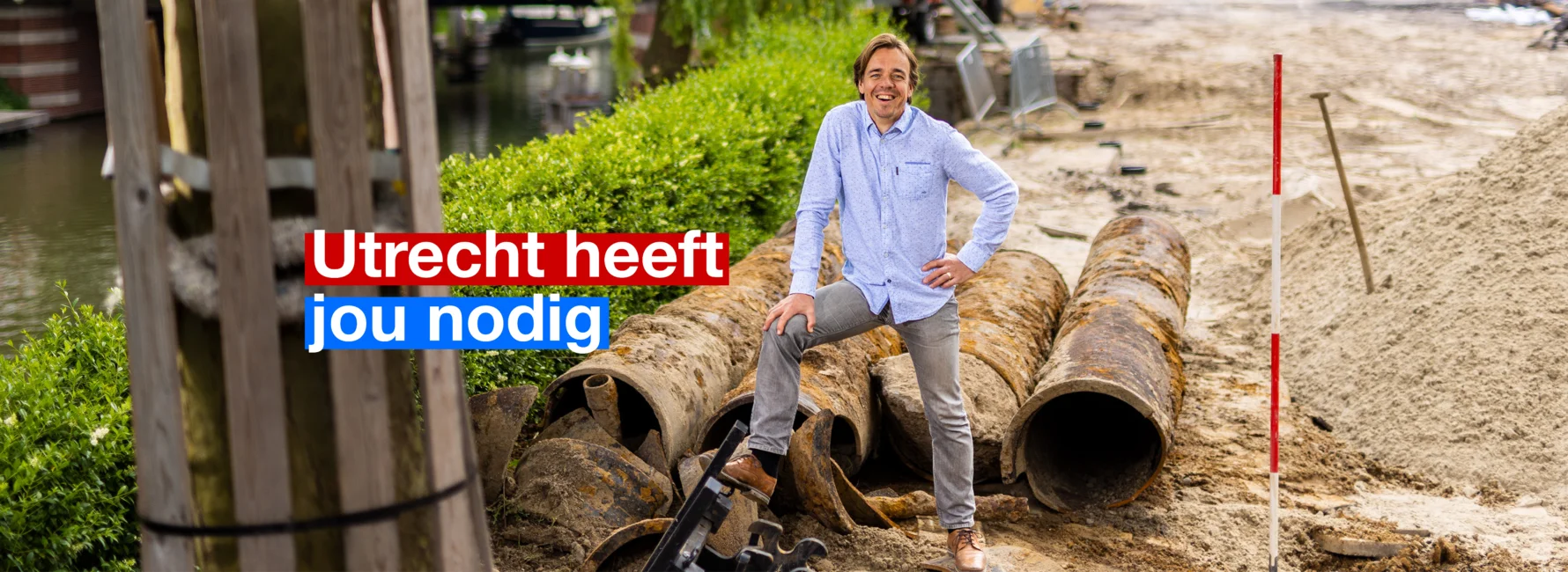 Projectleider staat bij rioolbuizen in Utrecht