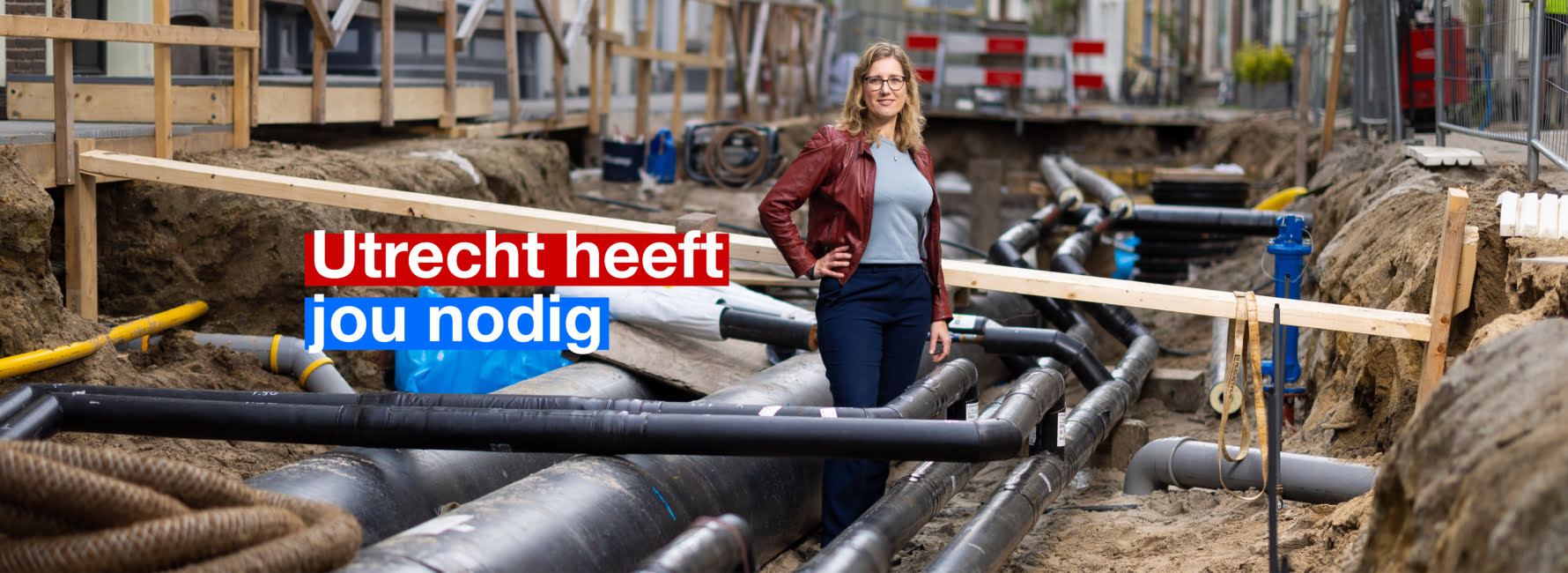 Een medewerker staat naast ondergrondse leidingen. In beeld staat de tekst Utrecht heeft jou nodig.