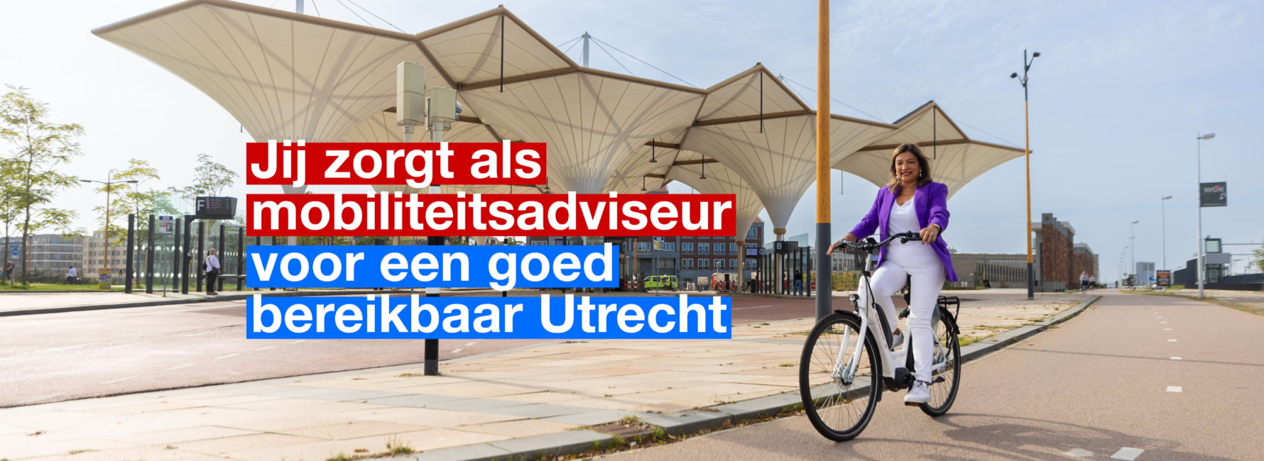 Foto van een mobiliteitsadviseur die aan het fietsen is.