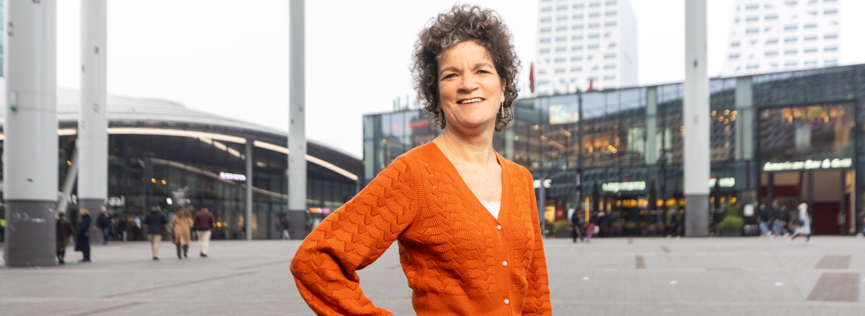 Technisch Adviseur staat onder het bollendak op het stationsplein van Utrecht.