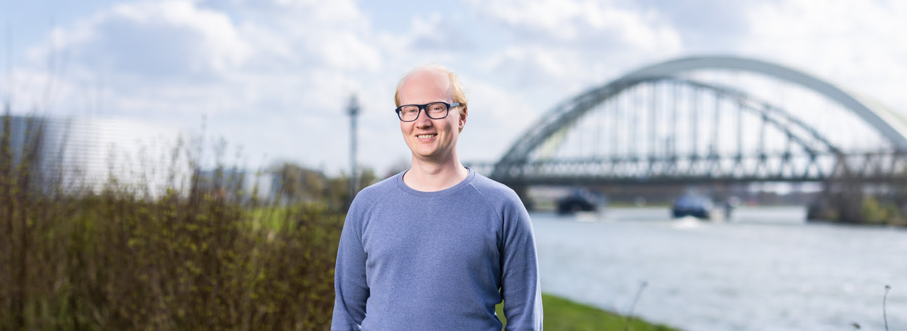 Technisch adviseur die staat langs het kanaal bij het Demkapunt, Utrecht