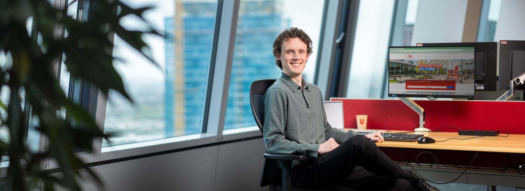 IT professional Remco zit omgedraaid op de stoel