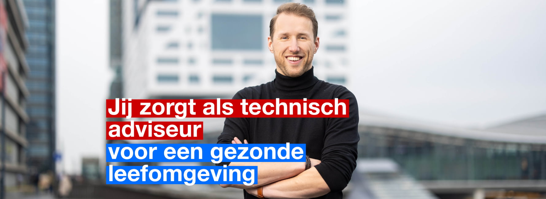 Adviseur Axel staat voor het stadskantoor met tekst 'jij zorgt voor een gezonde leefomgeving'
