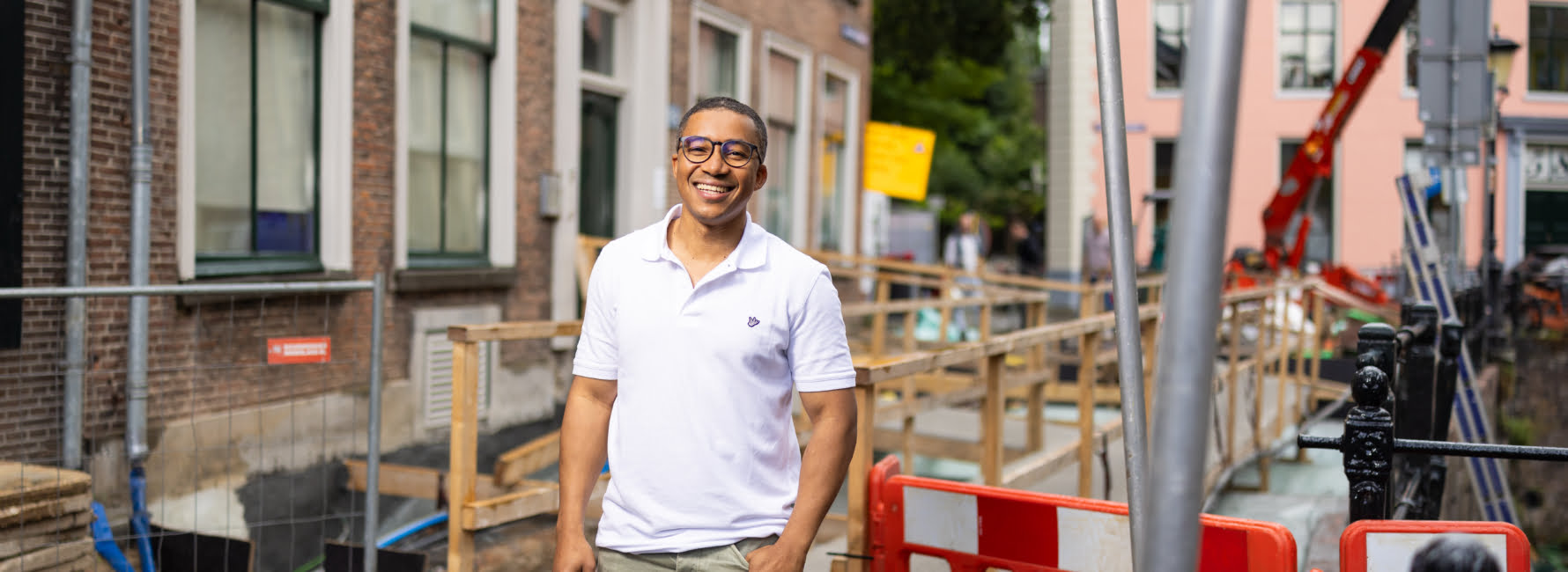 Mannelijke technisch adviseur staat bij werkzaamheden aan een straat in Utrecht