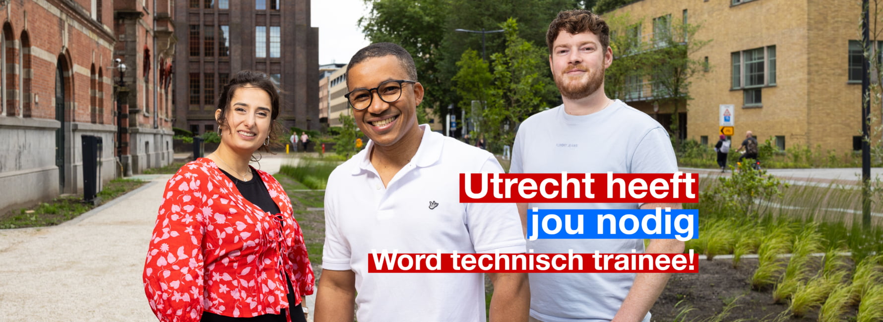 Drie trainees staan samen op de foto bij Moreelsepark in Utrecht