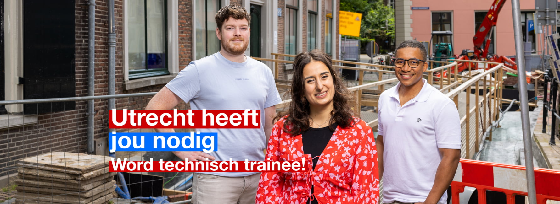 Twee mannen en een vrouw staan bij werkzaamheden aan de straat in Utrecht