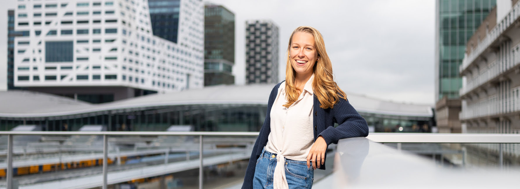 Suzanne staat voor het stadskantoor in Utrecht