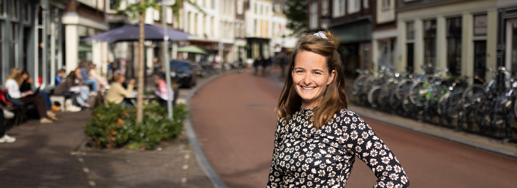 Financieel adviseur Annejon staat aan het begin van de Voorstraat in Utrecht
