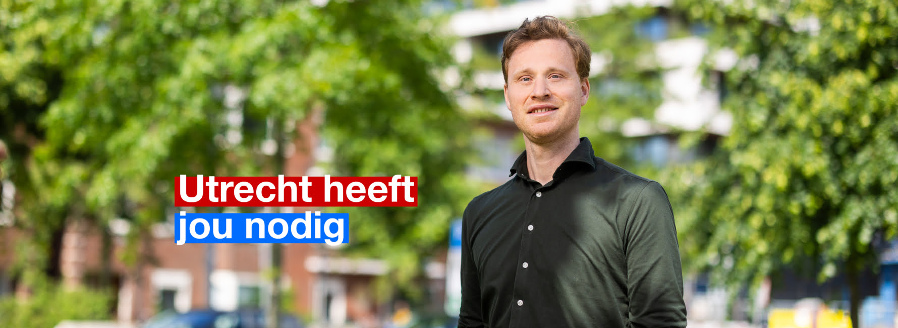 Jurist staat voor een gebouw met bomen