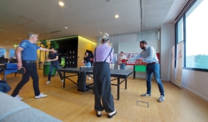 2 collega´s spelen tafeltennis