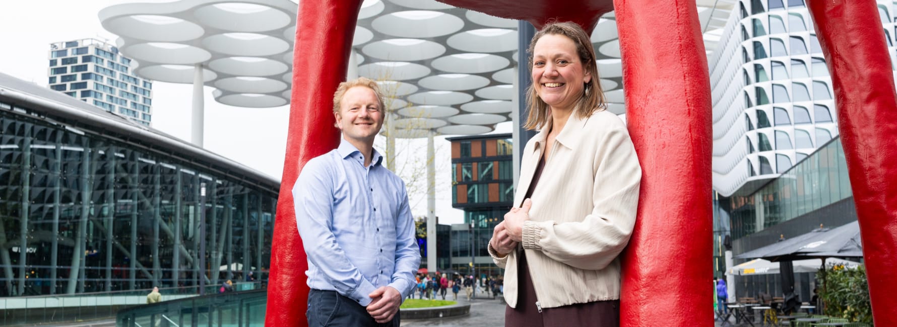 Programmamanagers Joosje en Bas op stationsplein in Utrecht