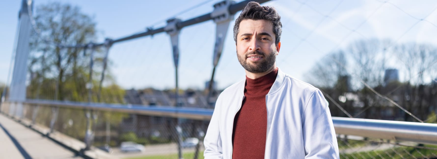 Assetbeheerder Jalal staat op de Dafne Schippersbrug
