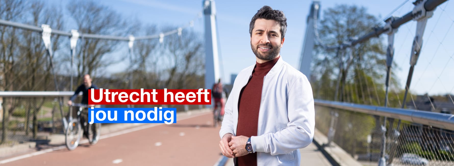 Assetbeheerder Jalal staat op de Dafne Schippersbrug