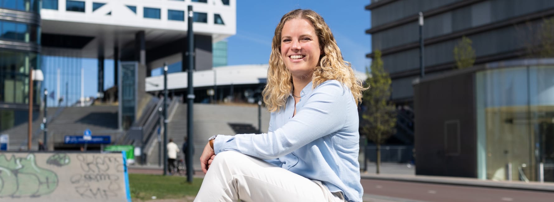 Vergunningverlener Luna zit op het Jaarbeursplein in Utrecht