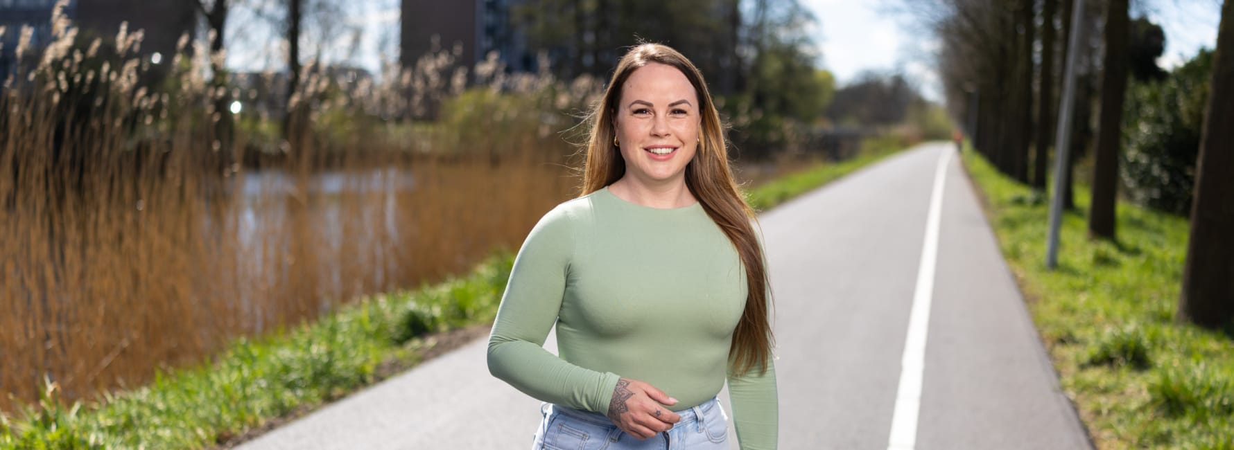 Senior uitvoerend vakspecialist Angelique staat op het fietspad aan de Klopdijk