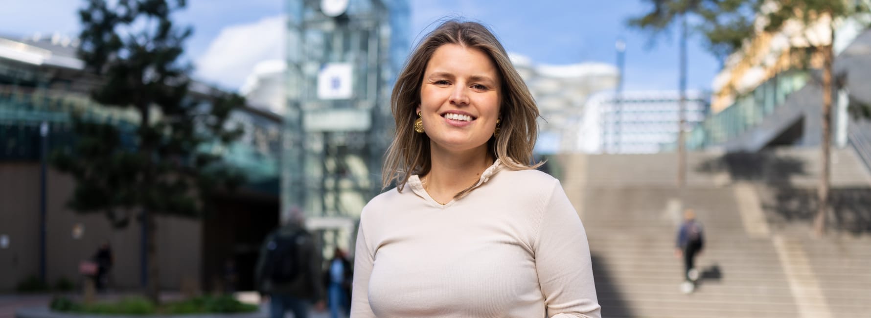 Casemanager Vergunningen staat voor het bollendak bij Utrecht Centraal