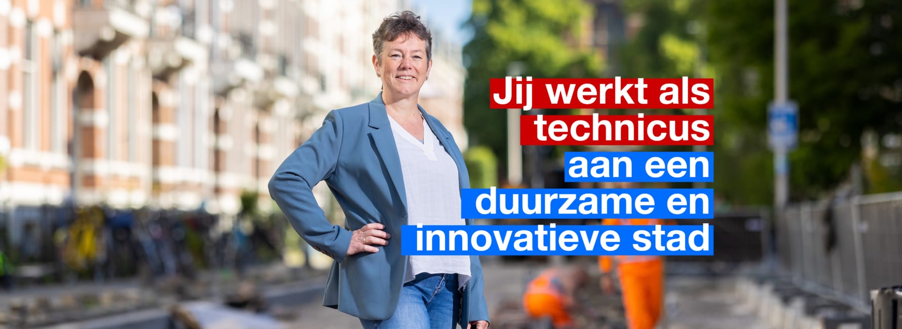 projectmanager Gera staat in een straat in Utrecht waar in de grond wordt gewerkt door de gemeente